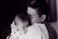Фото отец держит малыша