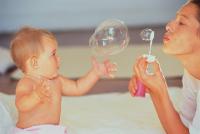 Мама ребенок и мыльные пузыри