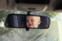 фото малыша через заднее стекло автомобиля